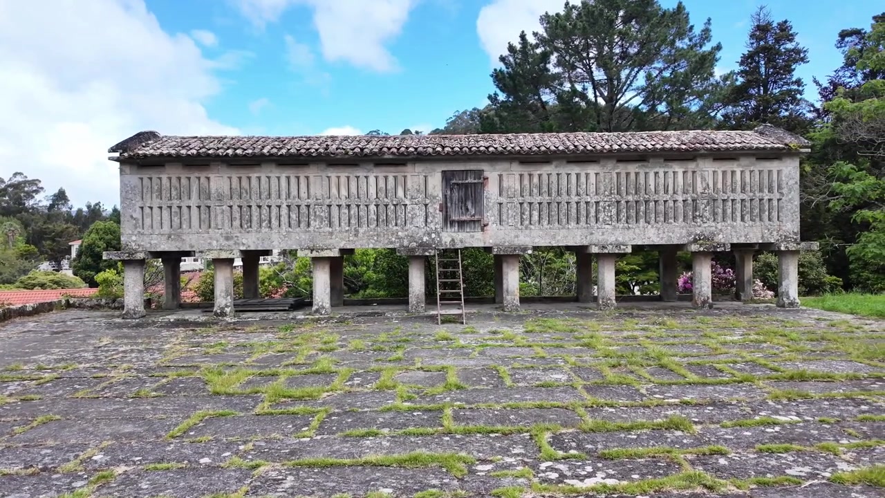 Warisan arsitektur lumbung hórreo pedesaan di Pazo de Lourizán di Pontevedra, Galicia, Spanyol