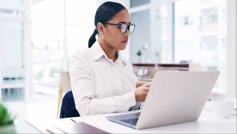 Llamada-Telefónica,-Computadora-Portátil-Y-Hola-Con-Una-Mujer-De-Negocios