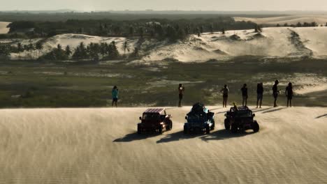 Luftumlaufaufnahme,-Die-Eine-Gruppe-Von-Quad-Touren-Zeigt,-Die-An-Sonnigen-Und-Windigen-Tagen-In-Brasilien-Die-Aussicht-Auf-Die-Sandwüste-Genießen