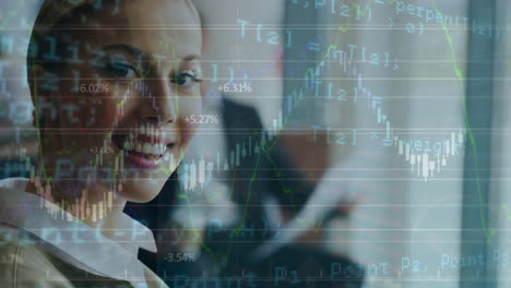 animación del procesamiento de datos sobre una mujer de negocios caucásica sonriendo
