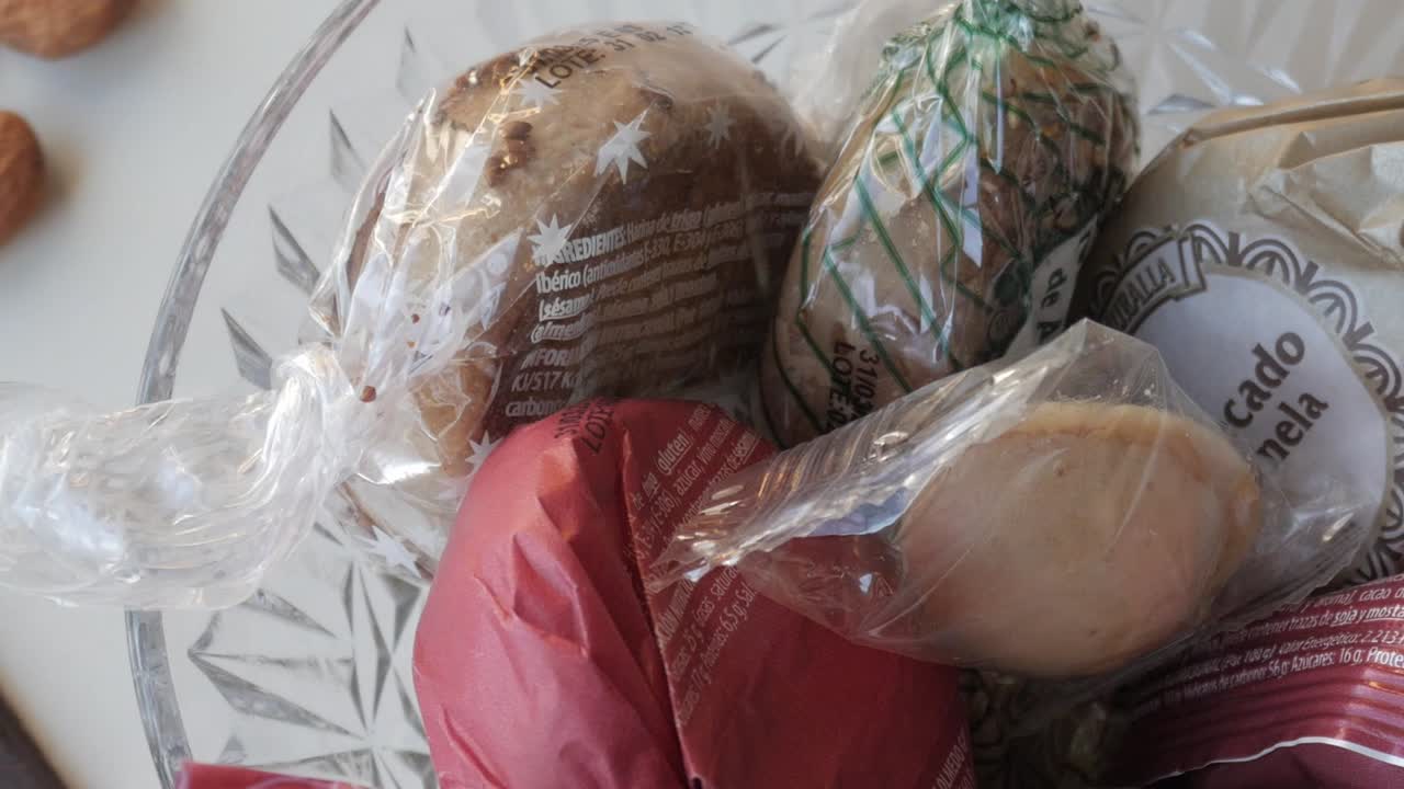 아몬드와 초콜릿과 함께 플라스틱 포장 된 다양한 전통 스페인 크리스마스 과자