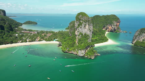 Panorama-Luftaufnahme-Des-Tropischen-Paradieses-Mit-Kalksteinbergen-Am-Railay-Beach-In-Krabi,-Thailand