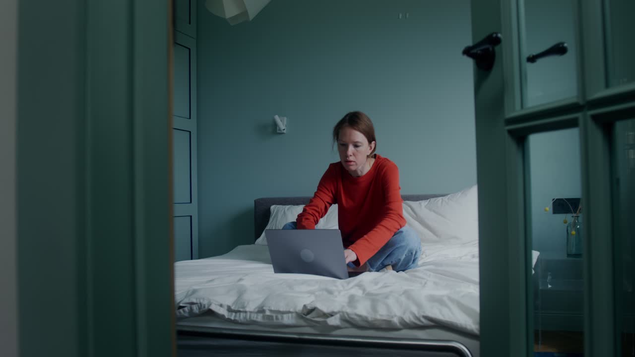 침대에서 일하는 여자