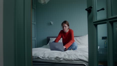 mujer trabajando desde la cama