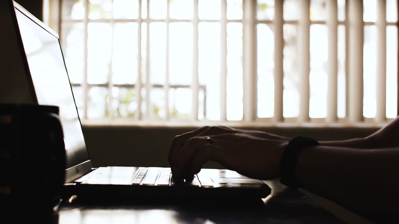 노트북으로 집에서 일하는 동안 차를 마시는 남자의 중간 샷