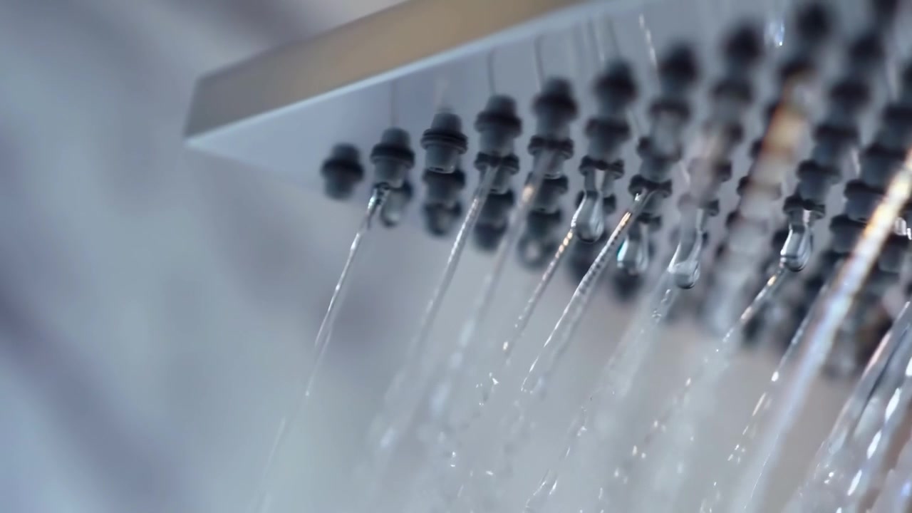 Acqua che scorre da un moderno soffione doccia