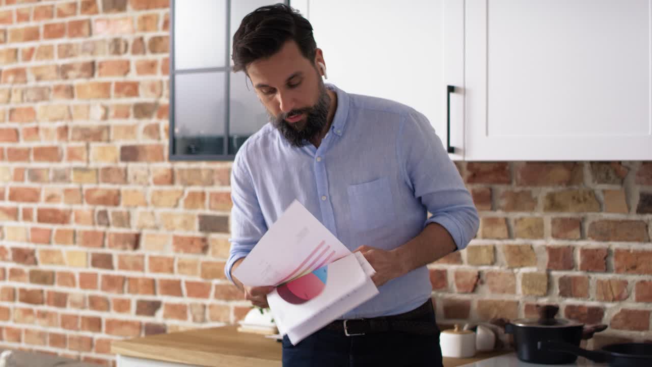 video de un hombre de negocios durante una videoconferencia
