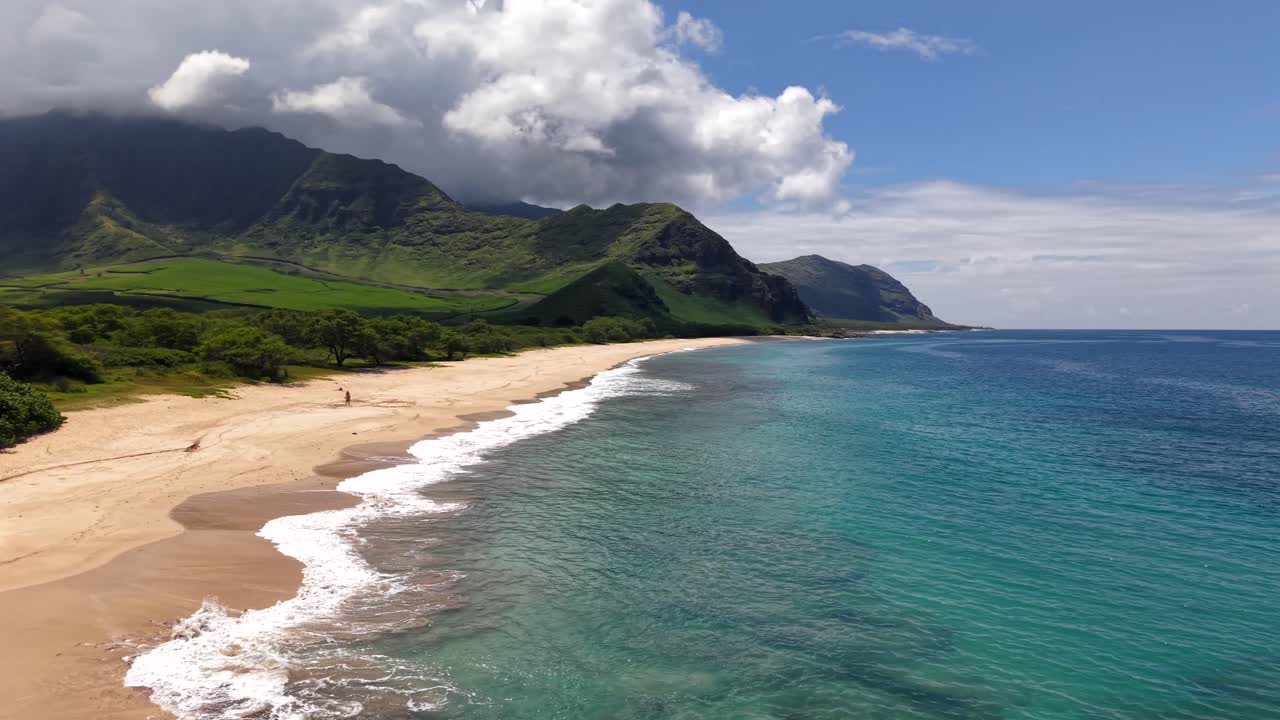 Persona su una spiaggia alla base delle montagne Waianae a Oahu, Hawaii, vista aerea