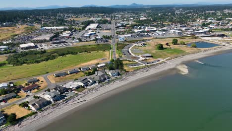 Luftaufnahme-Von-Häusern-Am-Ufer-Von-Oak-Harbor-Und-Dem-Windjammer-Park,-Geschützt-Durch-Die-Sicherheit-Des-Hafens