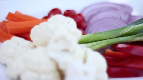 Nahaufnahmen-Von-Salatgemüse,-Blumenkohl,-Karotten,-Zwiebeln-Und-Paprika