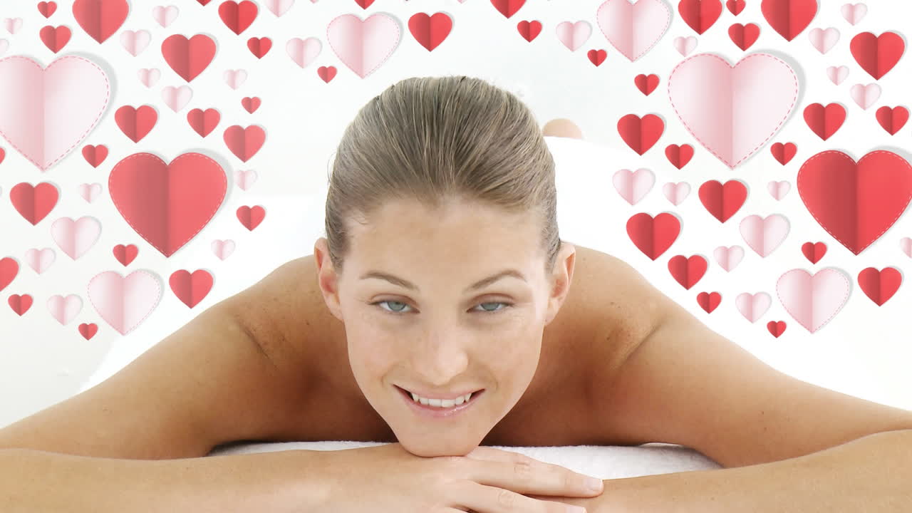 스파 에 있는 예쁜 여자 가 카메라 에 미소 짓고 있다