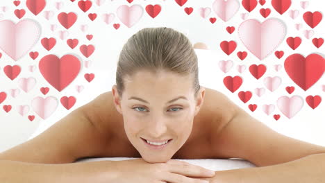 mujer bonita en el spa sonriendo a la cámara