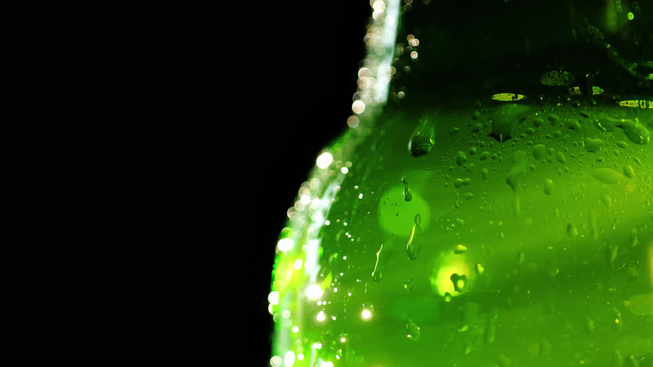 gotas de agua en una botella fría con un refresco para satisfacer la sed de verano por un concepto 4k vide