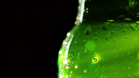 gotas de agua en una botella fría con un refresco para satisfacer la sed de verano por un concepto 4k vide