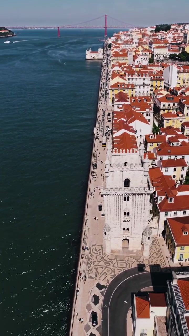Veduta aerea del lungomare di Lisbona con la Torre di Belém e il Ponte 25 de Abril