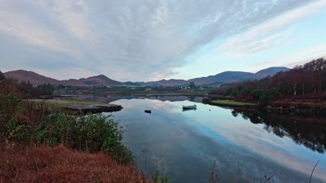 Statische-Drohne-Am-Frühen-Morgen-Auf-Dem-Ring-Of-Kerry-An-Einem-Stillen-Herbstmorgen-Mit-Dramatischem-Licht-über-Den-Bergen