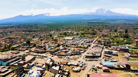 Pueblo-Rural-De-Kenia-Con-El-Kilimanjaro-Al-Fondo