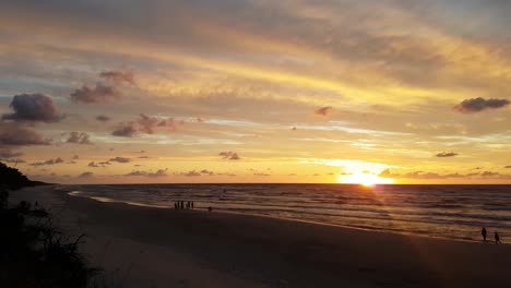 Puesta-De-Sol-En-La-Playa-De-Lubiatowo,-Mar-Báltico,-Polonia