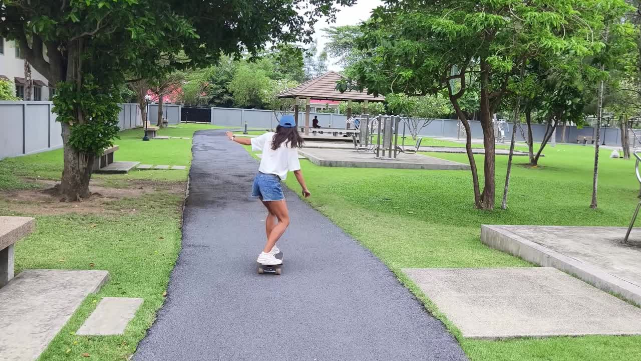 공원에서 스케이트보드를 타는 여자
