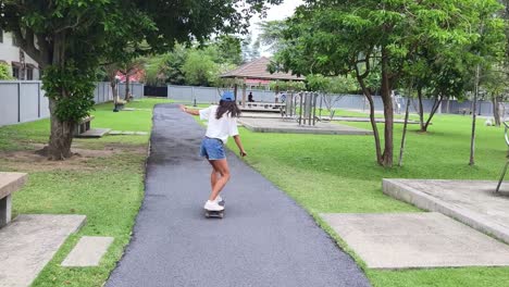 una mujer patinando en un parque.