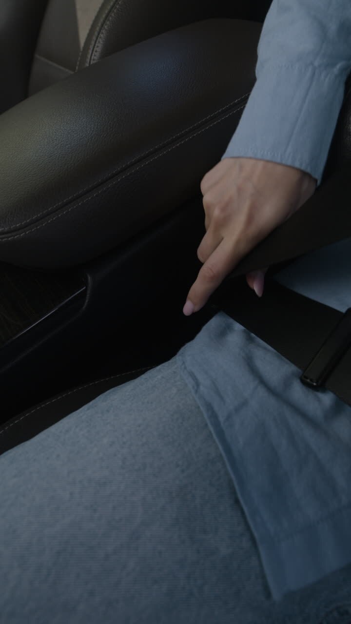 Allacciare la cintura di sicurezza in auto