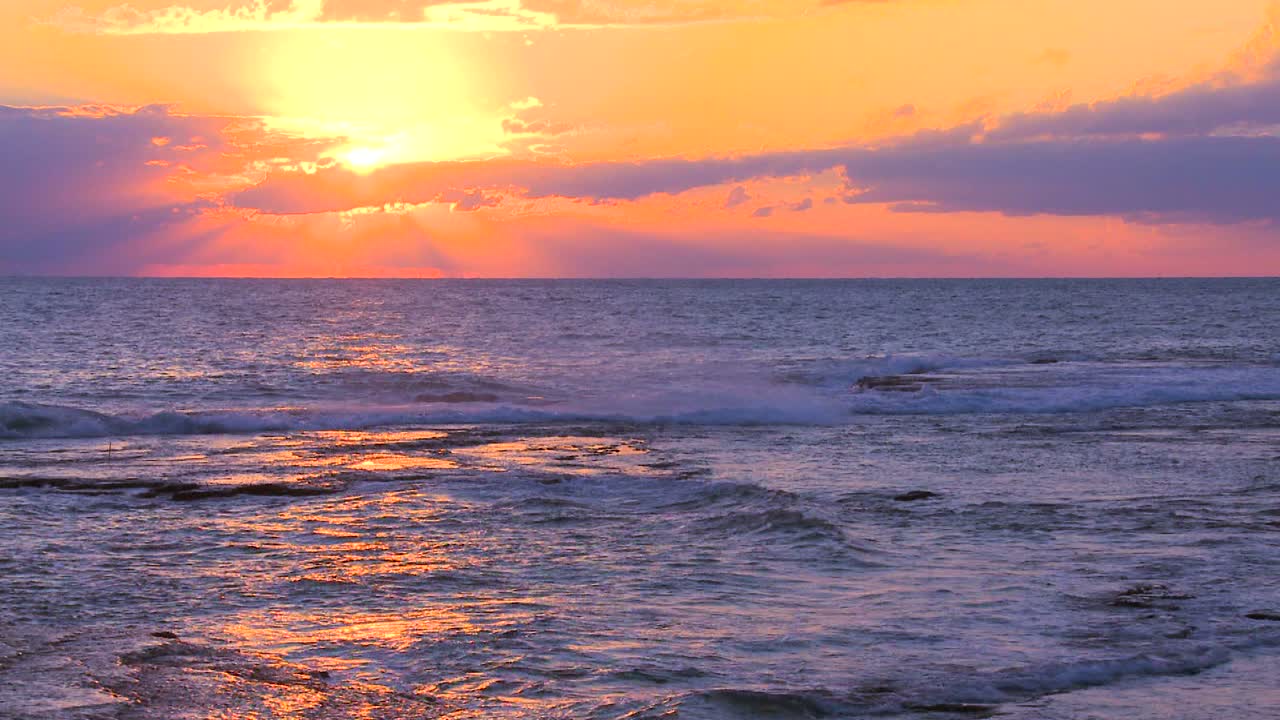 一般的な海に沈む美しいオレンジ色の夕日