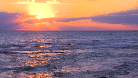 Una-Hermosa-Atardecer-Naranja-Sobre-Un-Océano-Genérico