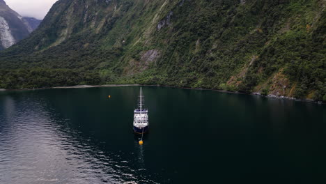 Arco-Aéreo-Del-Milford-Mariner-En-Harrison-Cove,-Milford-Sound,-Nueva-Zelanda