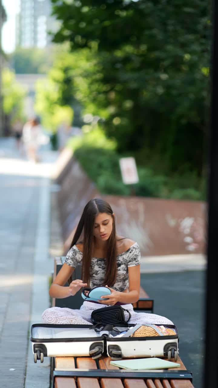 mujer joven preparándose para viajar en el parque