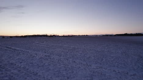 Asombroso-Paisaje-Invernal-Con-árboles-Y-Campos-Cubiertos-De-Nieve-Blanca-Hasta-El-Horizonte-En-Una-Brillante-Y-Fría-Mañana-En-Dinamarca-Durante-La-Hora-Dorada