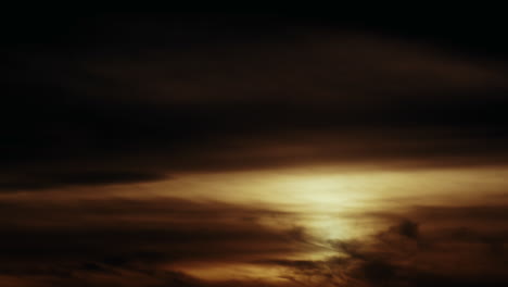 las nubes de lapso de tiempo del atardecer pasan delante del sol oscureciendo el lapso de tempo de la luz del sol