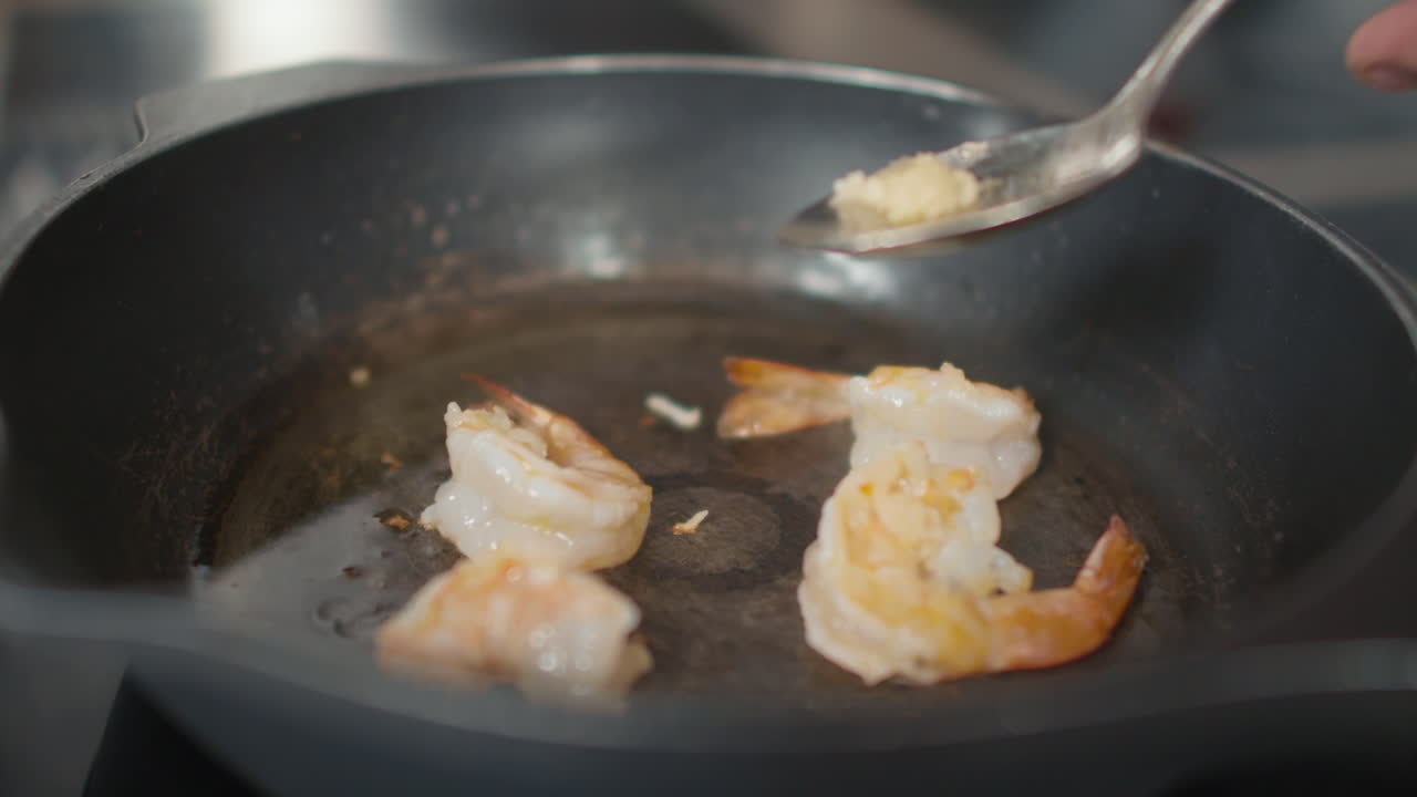 Cooking Pan-Fried Shrimps