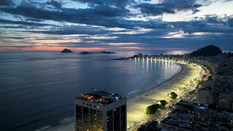 puesta de sol en la playa de la playa de copacabana en río de janeiro, brasil