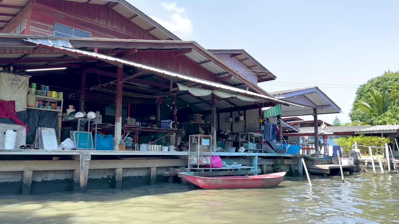 롱 라트 마요름 운하 시장의 장면