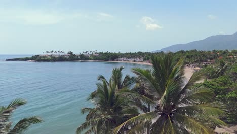 Ascendiendo-En-La-Playa-De-Cofresi-En-El-Océano-Caribe,-Puerto-Plata,-República-Dominicana