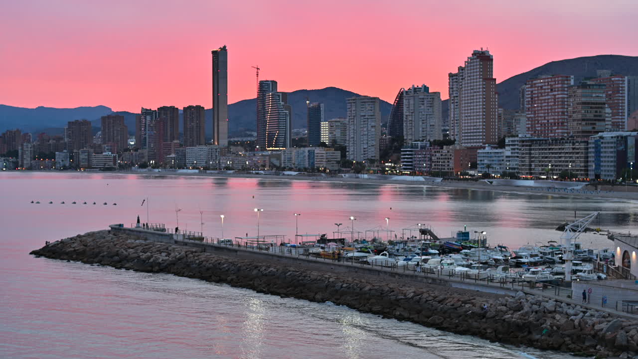La città di Benidorm in Spagna al tramonto con cielo rosso