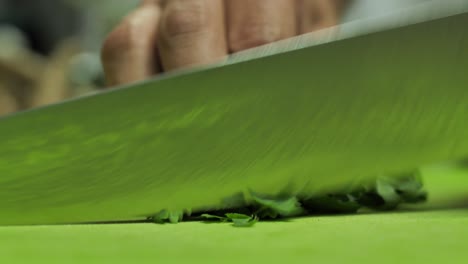 cuchillo de hoja de acero de damasco afilado cortar perejil fresco, cerrar