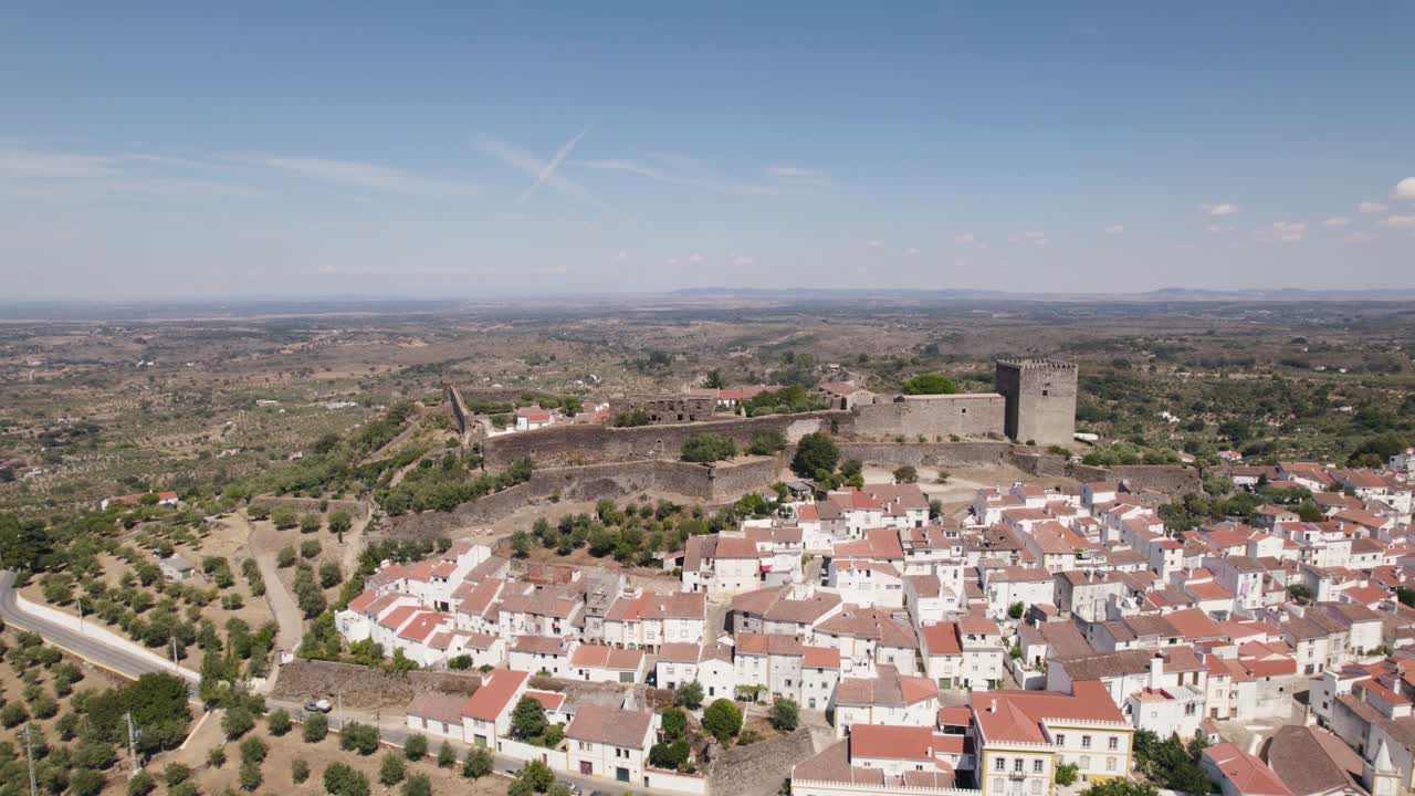 Castello di Castelo de Vide in cima alla collina con vista su affascinanti case a schiera bianche, Alentejo, Portogallo