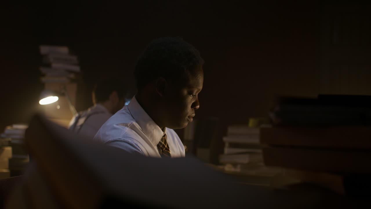 hombre trabajando hasta tarde en la oficina