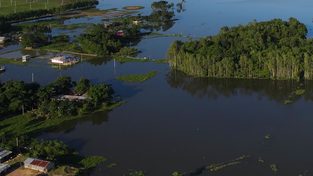 vista aérea del pueblo rural con casas rodeadas de agua de inundación en bangladesh