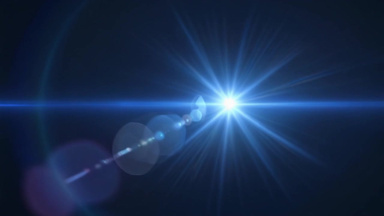 Bagliore blu brillante dell'obiettivo che si muove su sfondo scuro