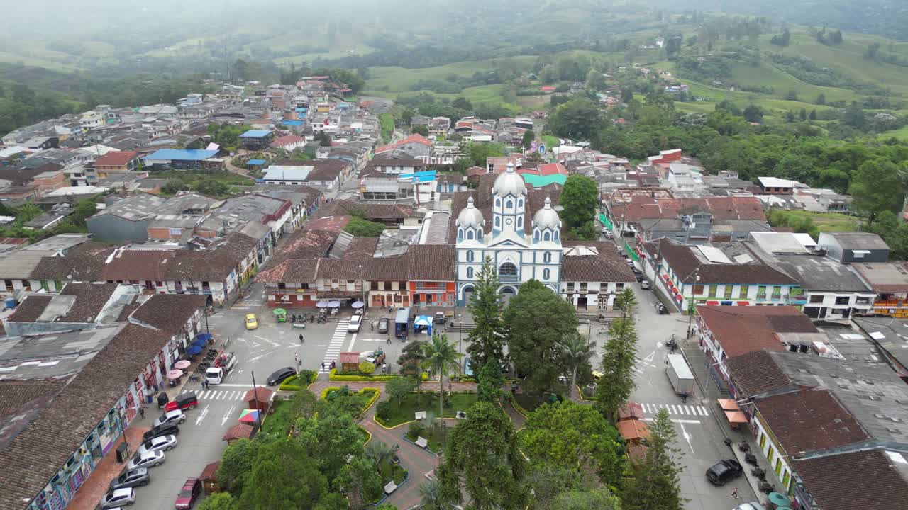 vista aérea sobre el parque bolívar y la iglesia parroquia inmaculada concepción de filandia en la ciudad andina de filandia, en el departamento de quindío de colombia.