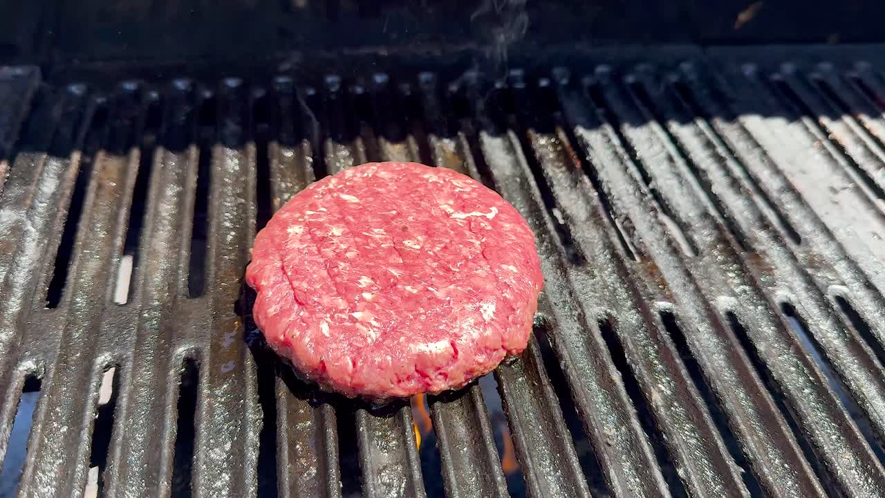 hambúrguer cozinhando em uma grelha de churrasco