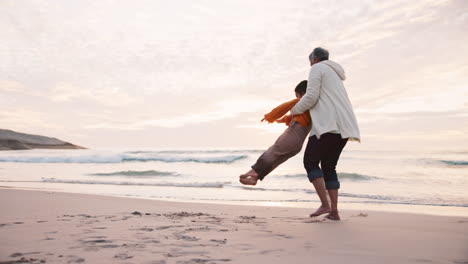 Strand,-Alte-Frau-Spinnt-Kind