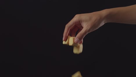 con los cubos de tofu en la mano