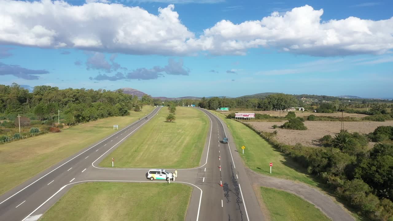 우루과이 말도나도 의 고속도로 의 공중 드론
