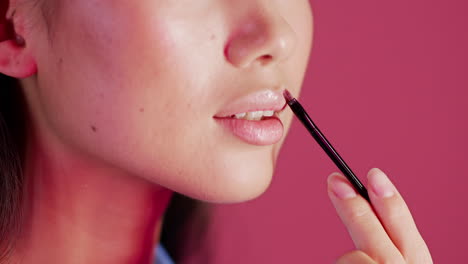 mujer aplicando lápiz labial