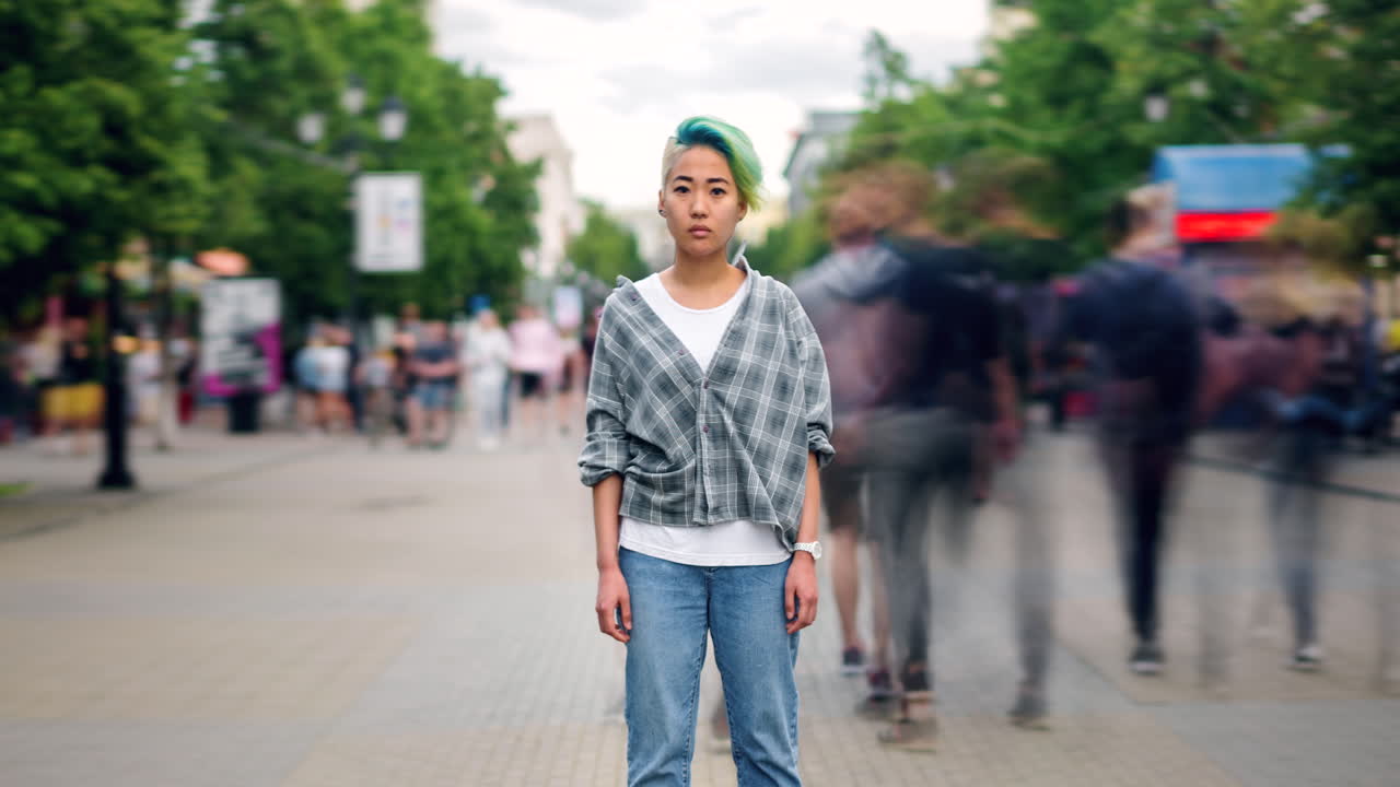 도시 거리에서 젊은 여성