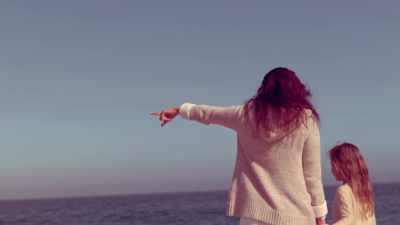 어머니 와 딸 이 지평선 을 바라보고 있다