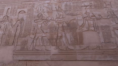 Relieve-De-La-Pared-En-El-Templo-De-Kom-Ombo-En-La-Gobernación-De-Asuán,-Egipto